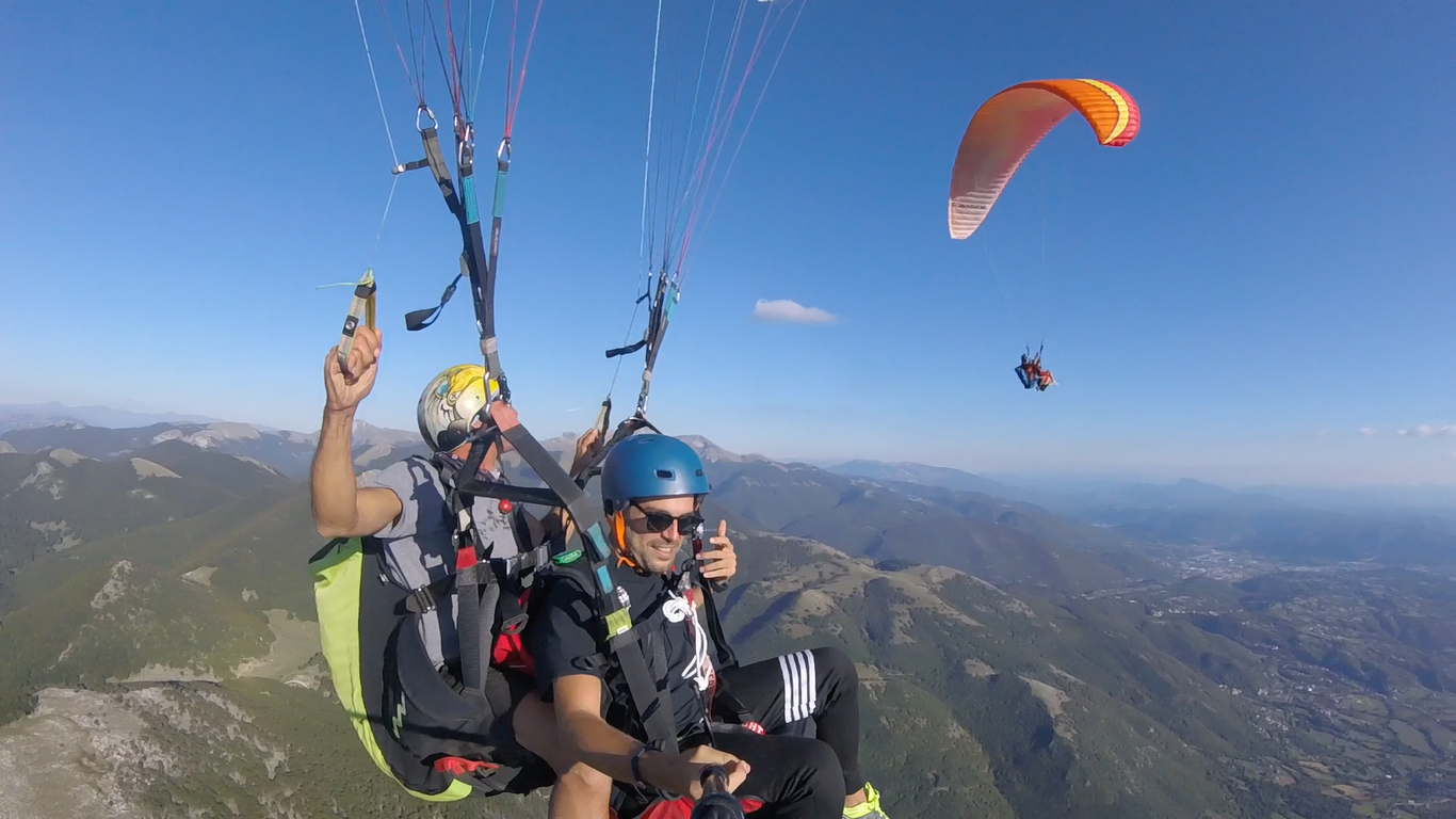 Volo simultaneo in parapendio biposto su Norma e l'Agro Pontino