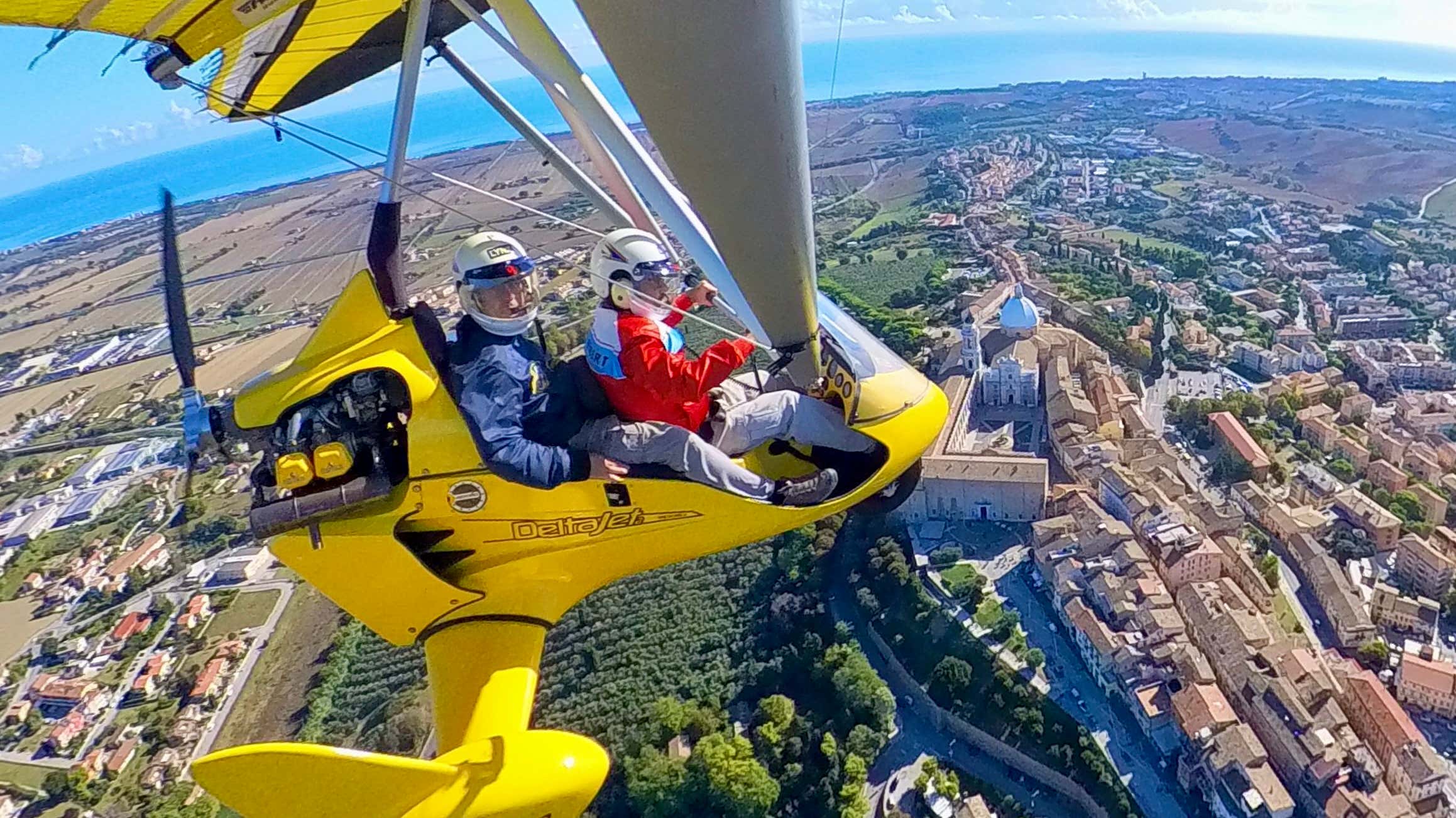 Volo tandem panoramico in deltaplano a motore sulla Riviera del Conero