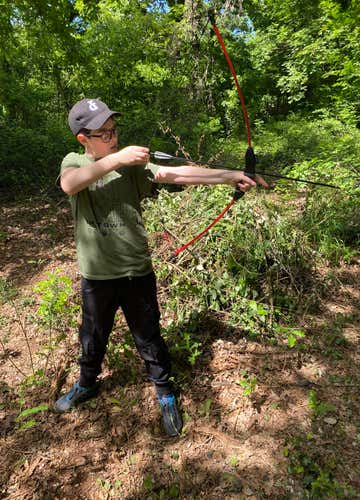 Giornata di sopravvivenza per bambini vicino al Lago di Garda