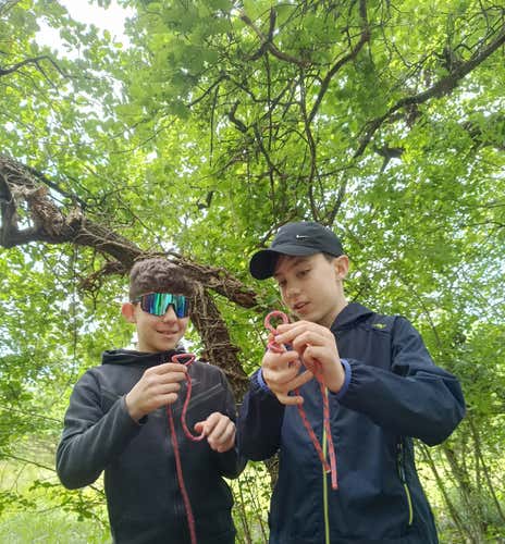 Giornata di sopravvivenza per bambini vicino al Lago di Garda