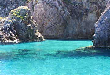 Snorkelling tour between Ponza and Palmarola with lunch on board