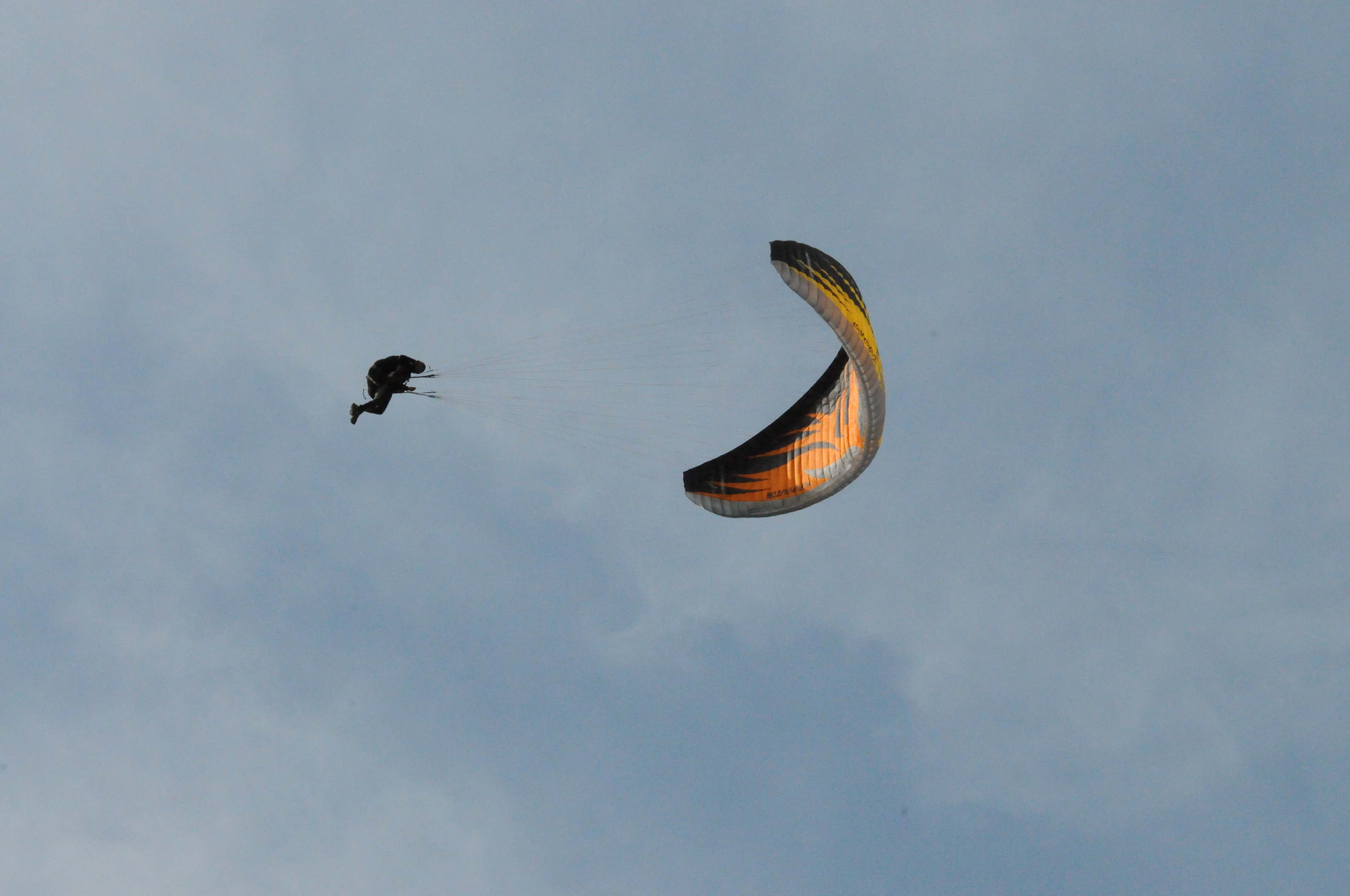 Volo acrobatico in parapendio biposto nella Valle del Serchio
