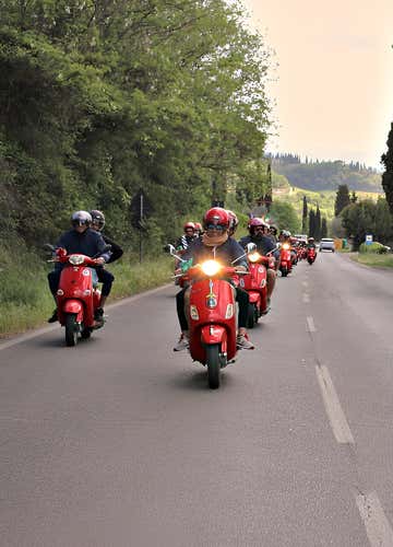 Panoramic Vespa Tour of the Val d'Orcia