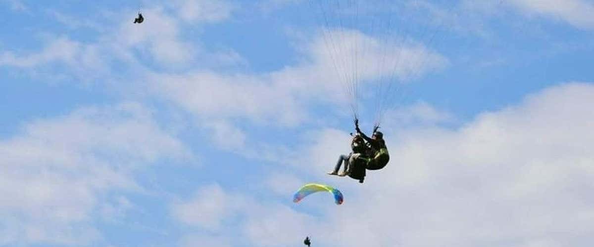 Simultaneous two-seater paragliding flight in Pizzo