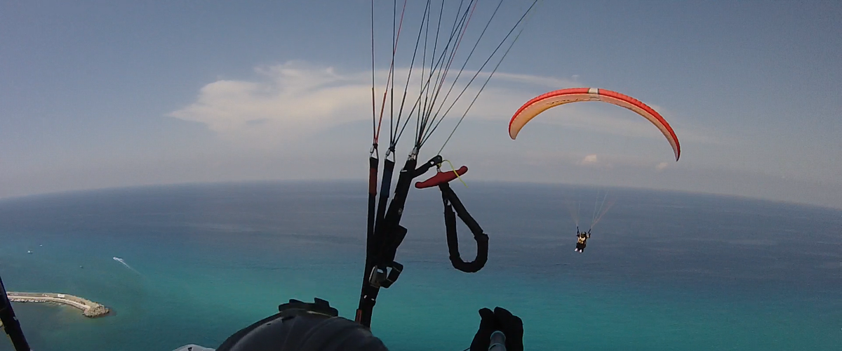 Simultaneous two-seater paragliding flight in Tropea
