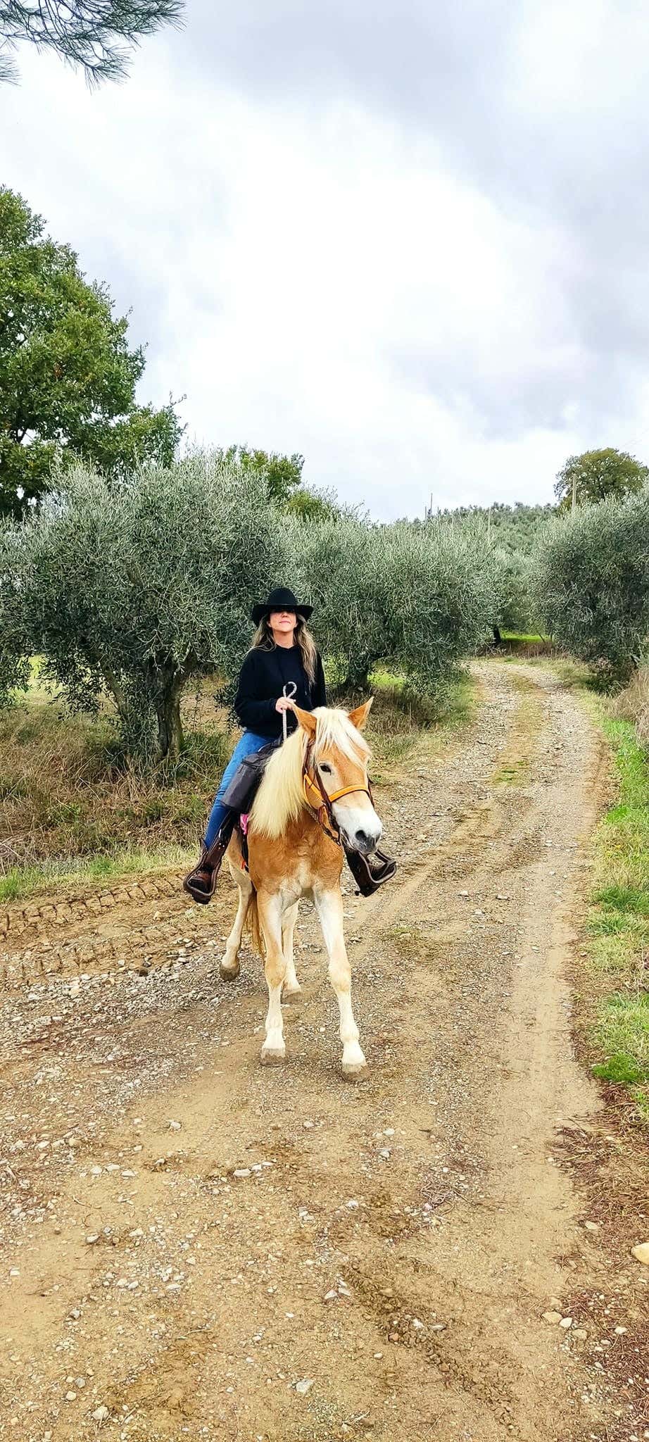 Horse riding through the Perugia countryside with breakfast