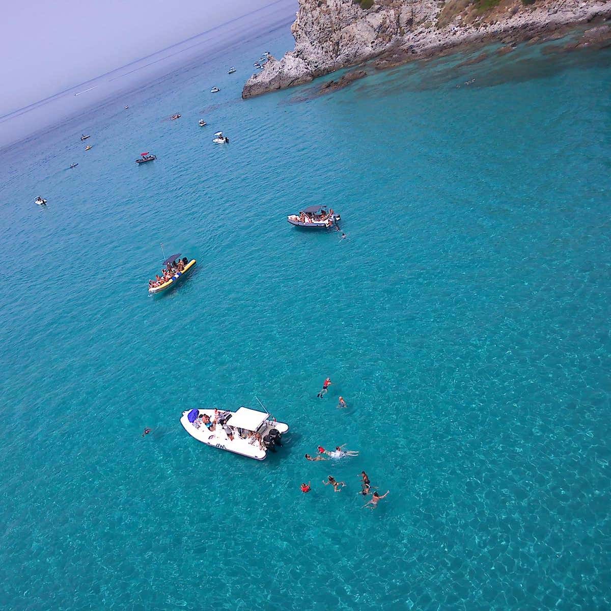 Tour in gommone e snorkeling a Tropea e Capo Vaticano | Freedome