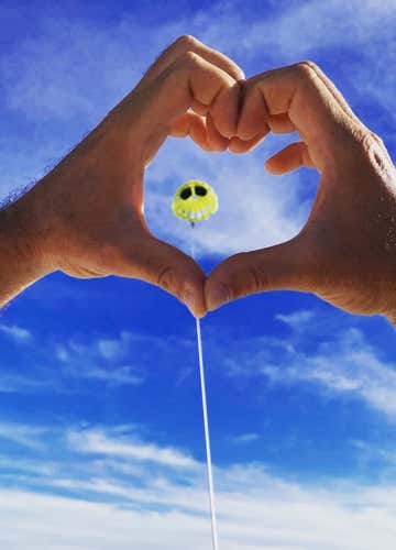 Volo in parasail con vista panoramica sulla Riviera del Conero