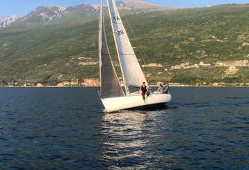 Esperienza in barca a vela di una giornata sul Lago di Garda