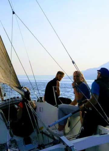 Esperienza in barca a vela di una giornata sul Lago di Garda