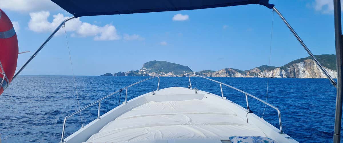 Tour in gozzo di una giornata all’isola di Palmarola