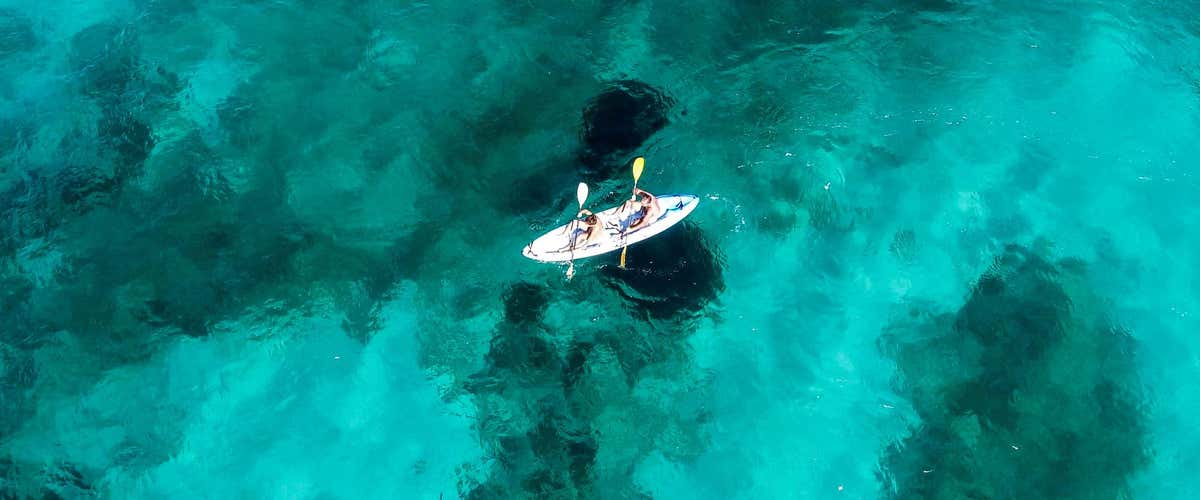 Group kayaking course in the Gulf of Marinella in Olbia