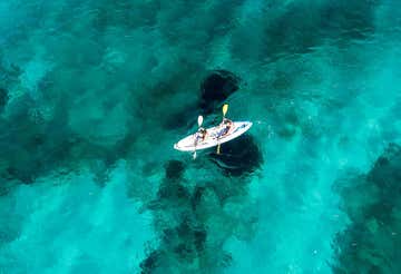 Corso di gruppo di kayak nel Golfo di Marinella a Olbia