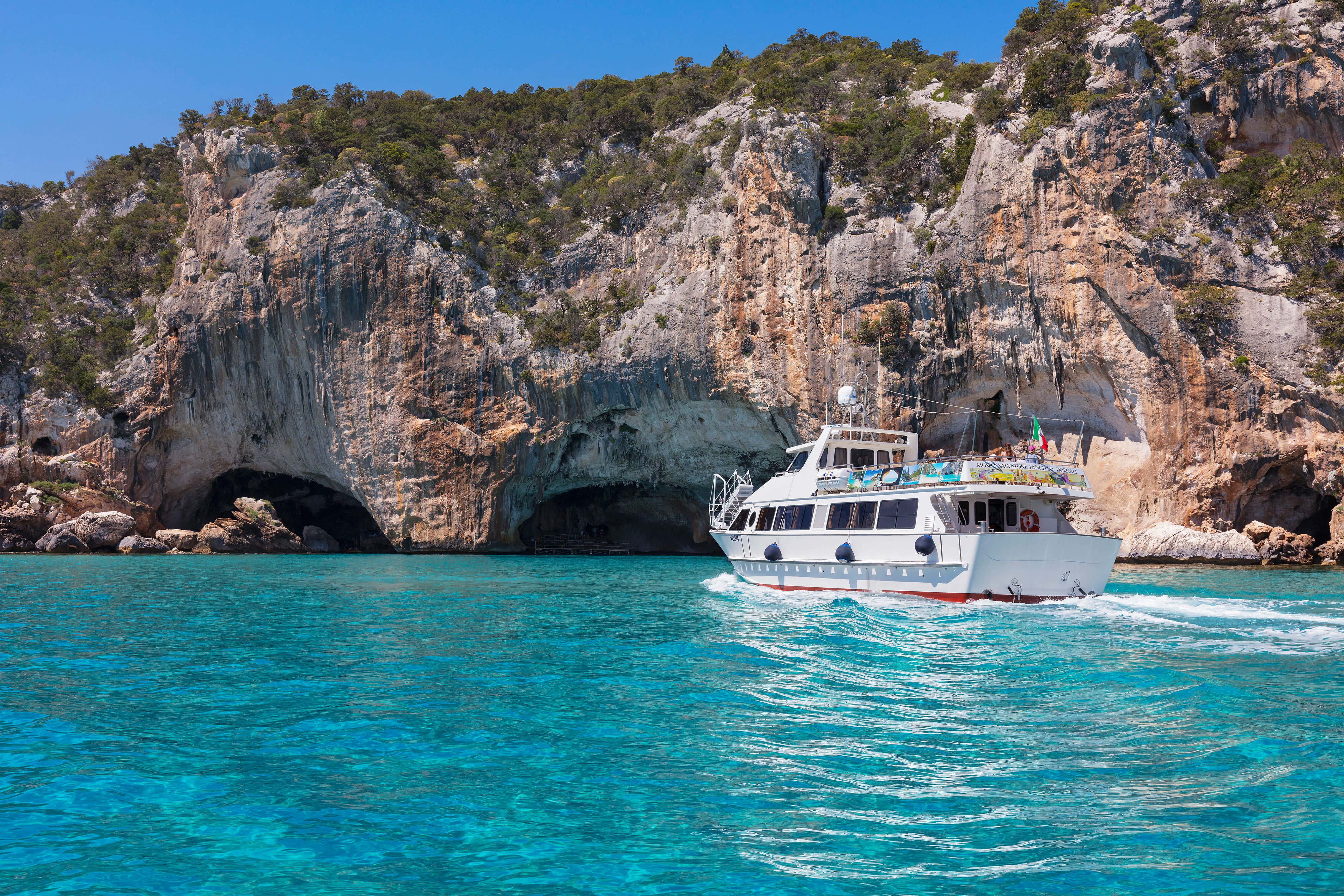 Transfer in motonave da Cala Gonone alla Grotta del Bue Marino