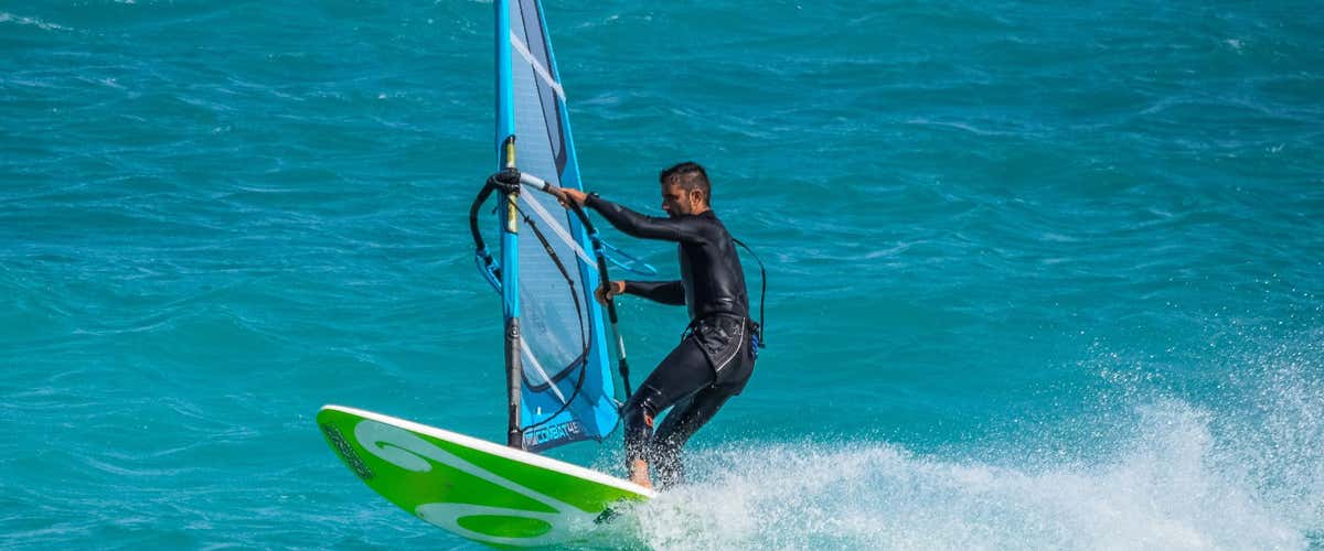 Corso base di windsurf a Bari Sardo in Ogliastra