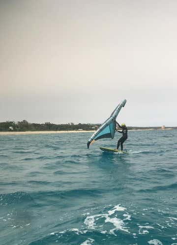 Lezione privata di wing foil a Bari Sardo in Ogliastra
