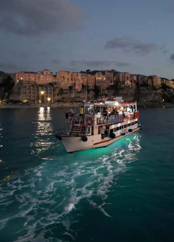 Tour in motonave al tramonto da Tropea a Capo Vaticano con aperitivo