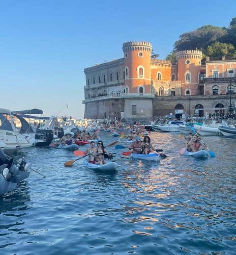 Tour in kayak lungo la costa di Posillipo con brindisi