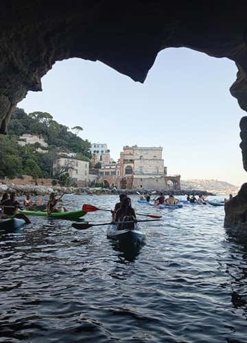 Tour in kayak lungo la costa di Posillipo con brindisi