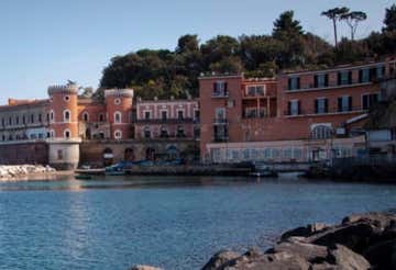 Tour in SUP lungo la costa di Posillipo con brindisi