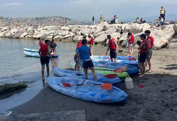 Tour in kayak lungo la costa di Posillipo con brindisi