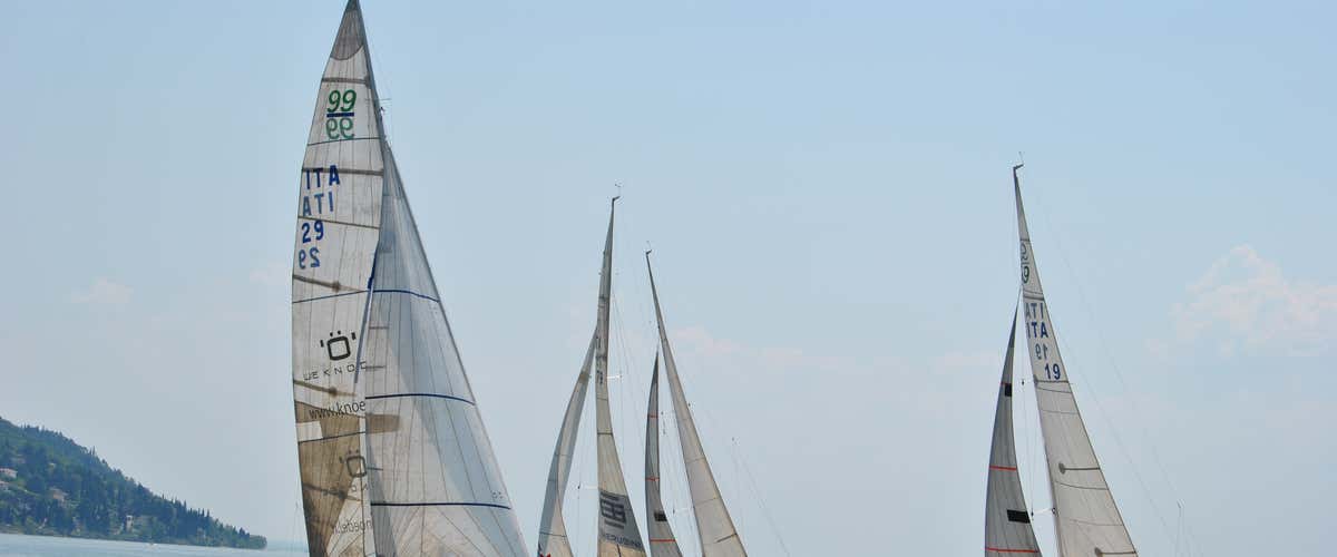 Tour privato in barca a vela del Lago di Garda