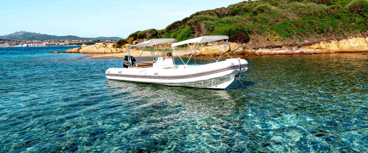 Tour in gommone tra le isole dell'Arcipelago della Maddalena con aperitivo