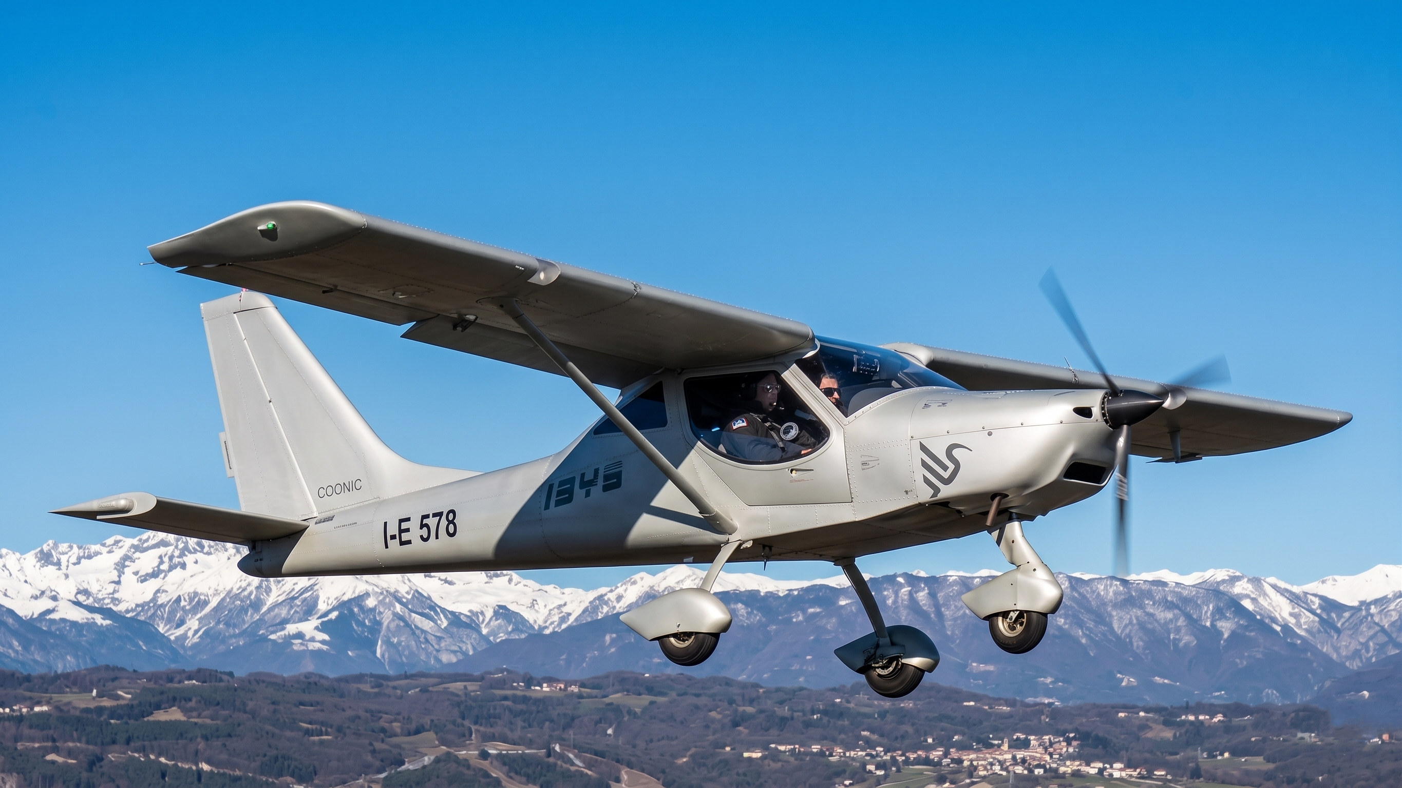 Pilota per un giorno - lezione di volo in aereo ultraleggero sul Lago di Garda