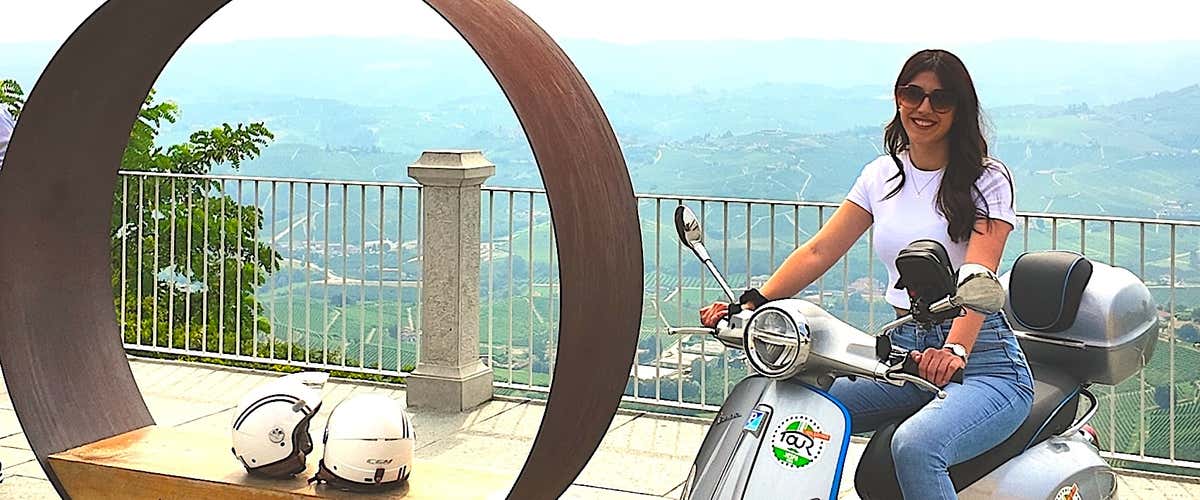 Tour in Vespa elettrica nelle Langhe con visita in cantina e pranzo