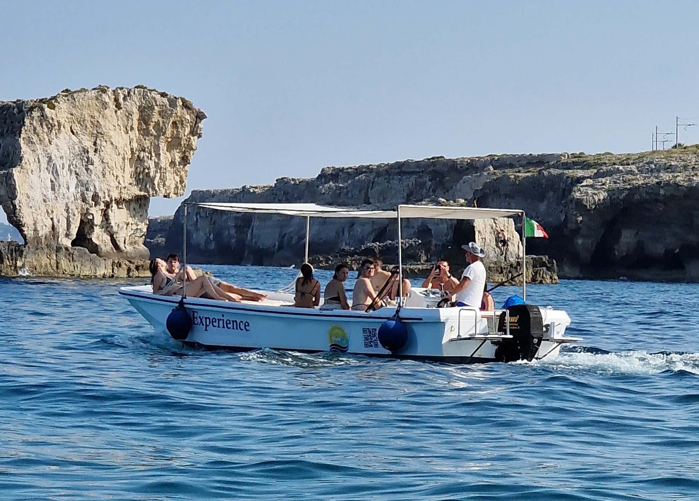 Tour in barca di un’ora e mezza alle grotte marine di Siracusa e Ortigia