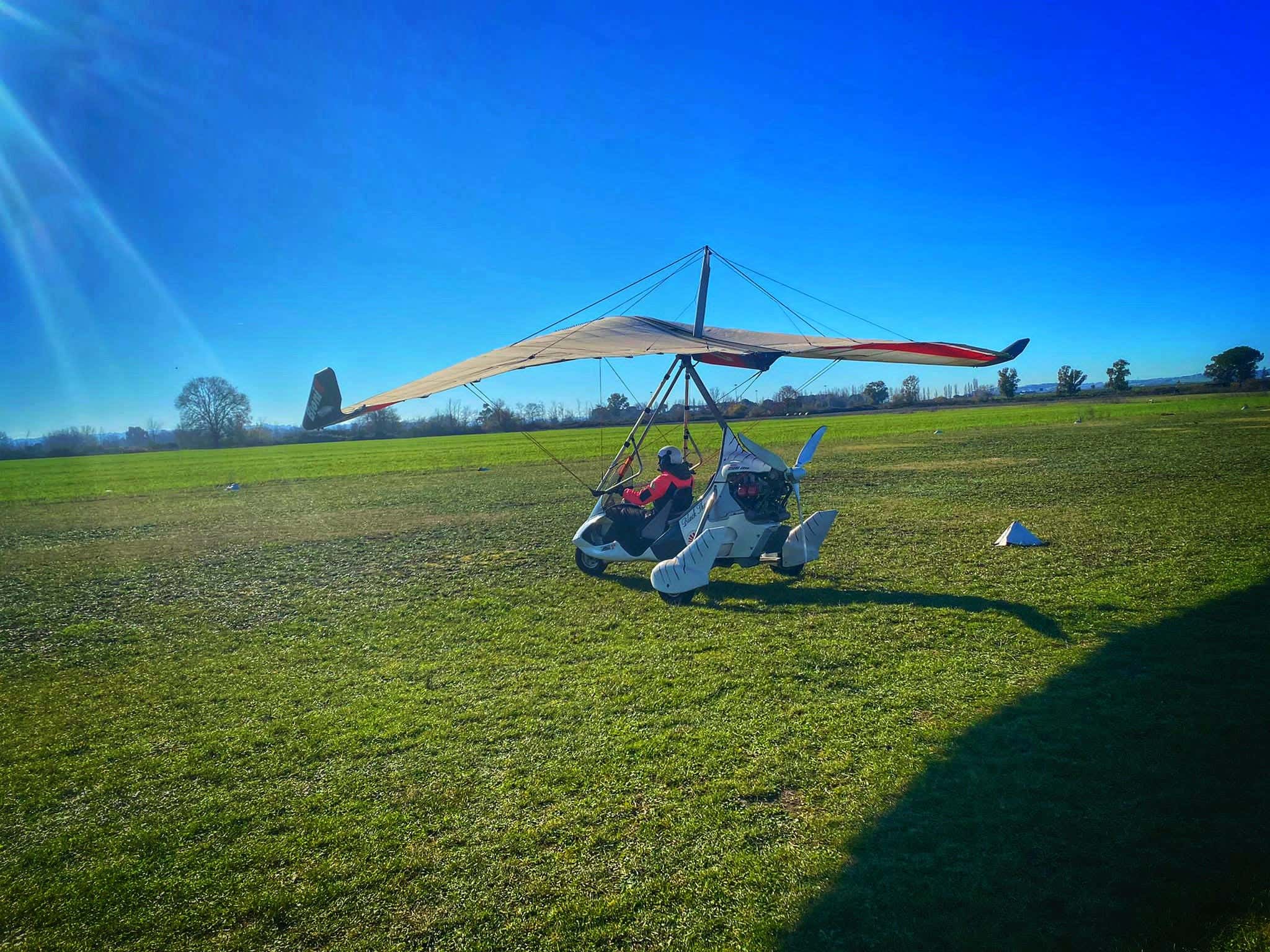 Volo in deltaplano a motore vicino Roma