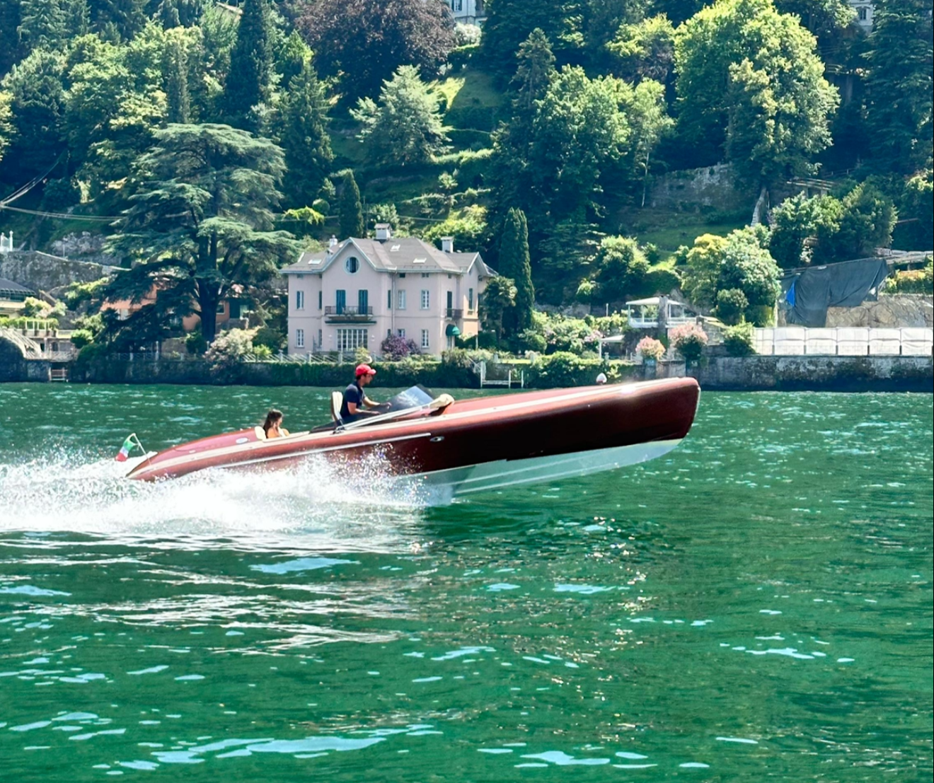 One-hour private boat trip on Lake Como with toast