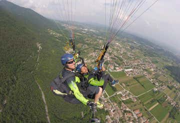 Performance tandem paragliding flight in Borso del Grappa
