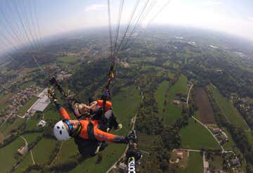 Performance tandem paragliding flight in Borso del Grappa