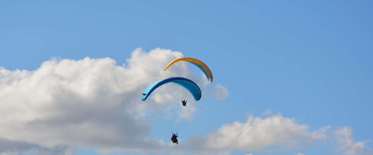 Simultaneous tandem paragliding flight in Assisi