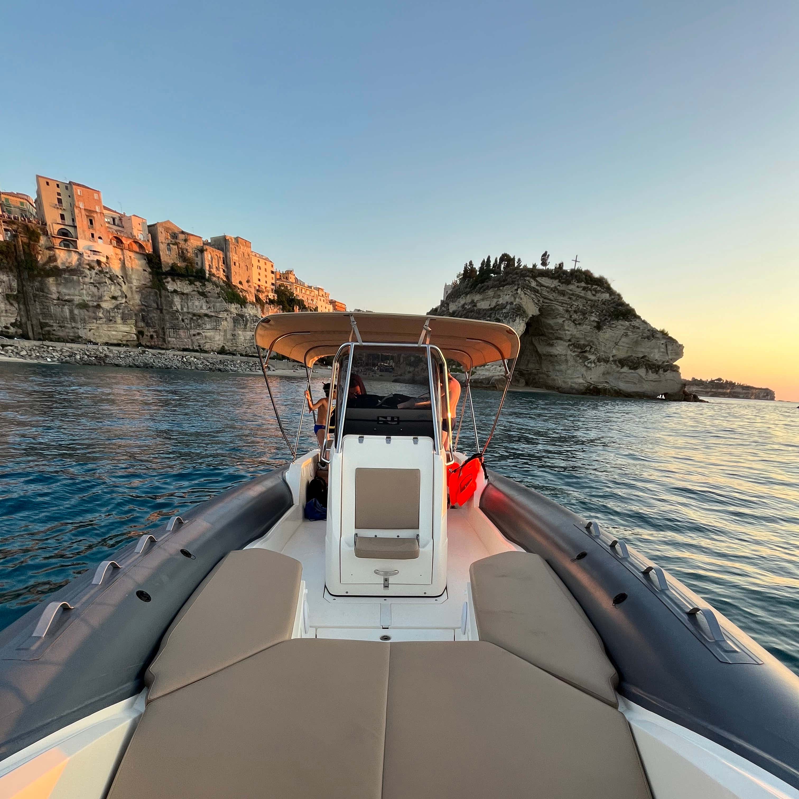 Tour in gommone a Tropea con aperitivo al tramonto | Freedome
