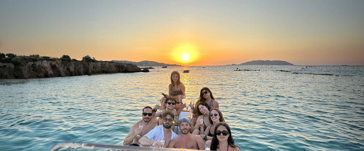 Tour in gommone privato alla Maddalena con brindisi al tramonto