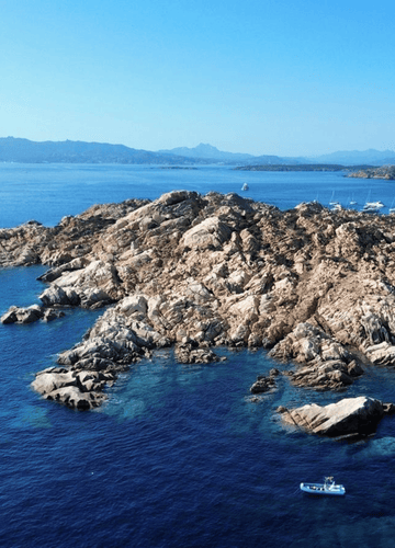 Dinghy tour and snorkelling in Caprera