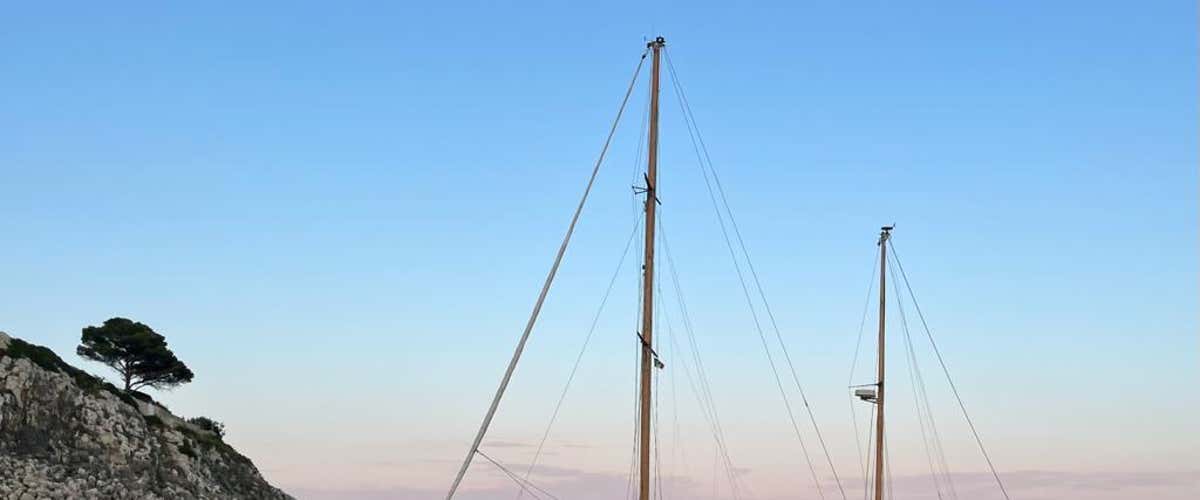 Escursione in barca a vela giornaliera con pranzo e aperitivo da Castro Marina