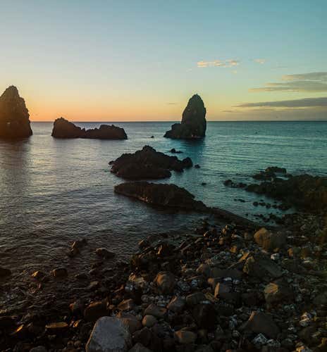 Dinghy sunset tour on the Riviera dei Ciclopi with aperitif