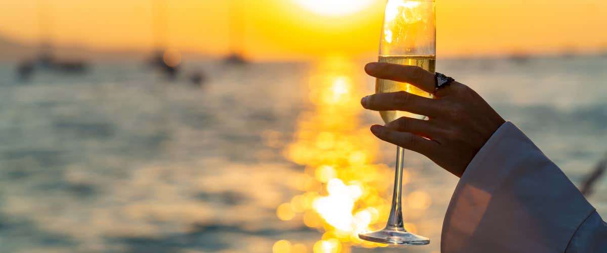 Tour al tramonto in gommone sulla Riviera dei Ciclopi con aperitivo