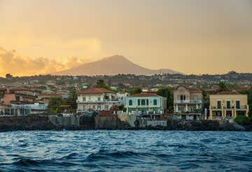 Dinghy sunset tour on the Riviera dei Ciclopi with aperitif