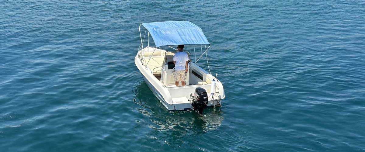 Yacht charter in Catania - 5.6 m, 40 HP