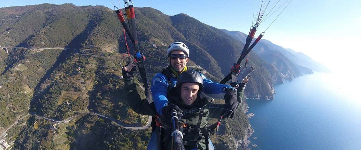 Volo tandem in parapendio alle Cinque Terre