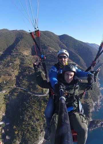 Volo tandem in parapendio alle Cinque Terre