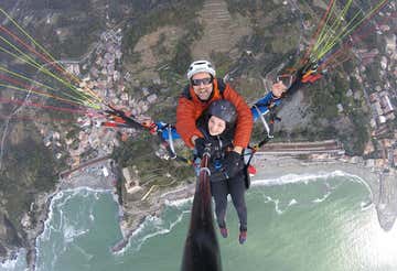 Volo tandem in parapendio alle Cinque Terre