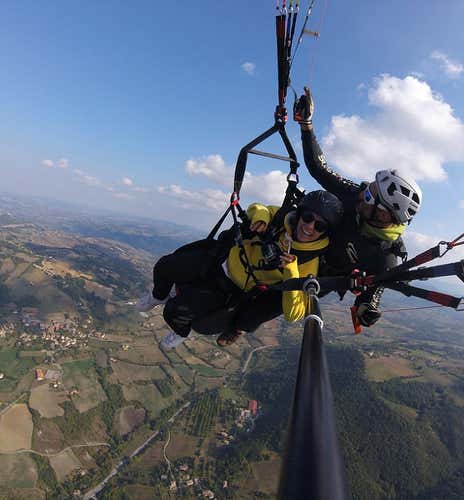 Tandem paragliding flight in the province of Lucca