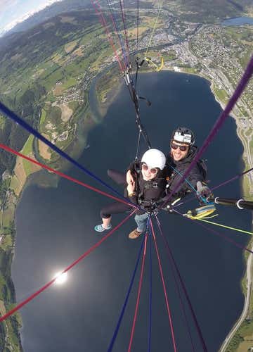 Tandem paragliding flight in the province of Lucca