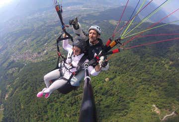 Tandem paragliding flight in the province of Lucca