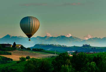 Group hot air balloon ride in Barolo (Cuneo, Italy)